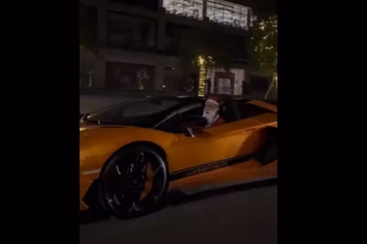 Dù đây chỉ là những video vui vẻ do người này tạo ra nhưng cũng khiến không ít người thích thú với hình ảnh ông già noel cưỡi siêu xe Lamborghini Aventador SVJ Roadster sang - xịn - mịn.