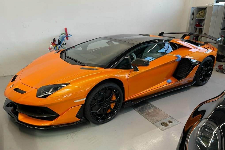 Siêu xe mui trần của Lamborghini Aventador SVJ tăng tốc từ vị trí đứng yên lên 100 km/h chỉ trong thời gian 2,9 giây, chậm hơn 0,1 giây so với bản Coupe và 0-200 km/h trong 8,8 giây. Vận tốc tối đa của siêu xe mui trần Lamborghini Aventador SVJ sẽ là 350 km/h.