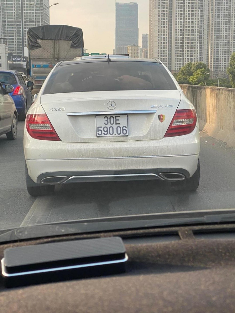 Tai xe van ve, dan bien so 