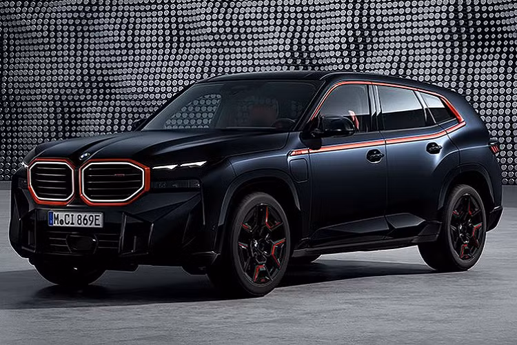 Mới đây, hình ảnh đầu tiên về BMW XM Label Red 2023 mới đã được thương hiệu xe xứ Bavaria hé lộ thông qua một bài đăng trên trang Instagram của hãng tại Úc. Label Red sẽ đóng vai trò là phiên bản đầu bảng của mẫu SUV hybrid BMW XM, đồng thời trở thành mẫu xe thương mại mạnh nhất của BMW từng được sản xuất.