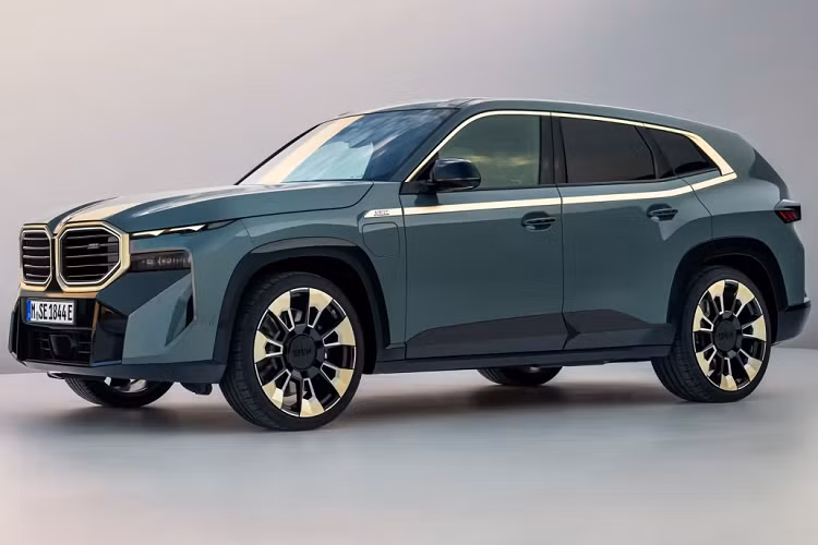 Cụ thể, BMW XM Label Red được trang bị hệ truyền động hybrid bao gồm động cơ V8 tăng áp, dung tích 4.4L, kết hợp với một mô-tơ điện cho công suất tổng cộng lên đến 735 mã lực và mô-men xoắn cực đại 997 Nm.