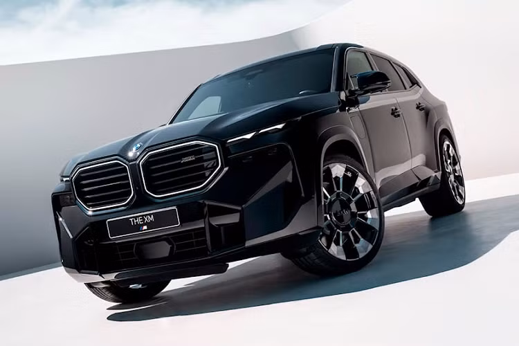 Cả hai phiên bản BMW XM 2023 dự kiến được đưa vào sản xuất tại Mỹ vào tháng 12 năm nay và tới tay khách hàng trong năm sau từ 159.995 USD. Giá xe BMW XM Red Label 2023 từ 185.000 USD, chưa bao gồm thuế, phí và các trang bị tùy chọn.