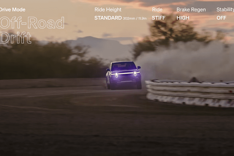 Ở chế độ chạy đường đua này, lực mô-men xoắn được áp dụng cho cả 4 bánh. Kết quả, chúng ta thấy chiếc bán tải điện Rivian R1T 2022 chạy như bay trên đường đua và thực hiện drift cả 4 bánh đẹp mắt.