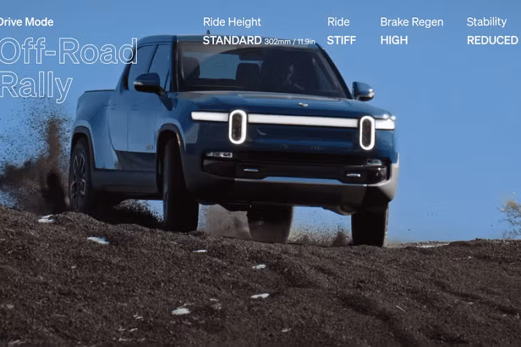 Đối với những địa hình khó khăn hơn, chế độ Off-Road Rock Crawl sẽ chuyển hệ thống treo sang mức Stiff để leo đá và phanh phục hồi sang mức High để xuống đồi dốc. Trong khi đó, hệ thống kiểm soát cân bằng vẫn ở được kích hoạt, và khoảng sáng gầm giữ nguyên mức High. Đây là chế độ đi địa hình khủng nhất của R1T.