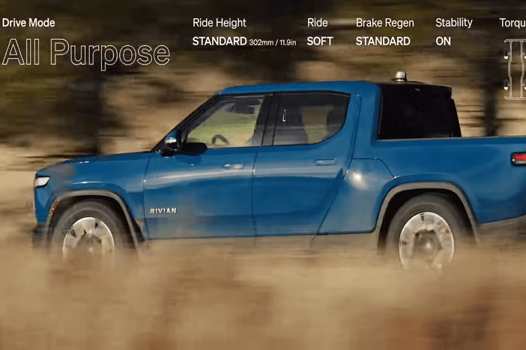 Sau đó, Rivian R1T chuyển sang chế độ Off-Road Drift, qua đó nâng hệ thống treo lên mức Standard cao 11,9 inch, trong khi vẫn giứ hệ thống treo ở mức Stiff, tắt hoàn toàn hệ thống kiểm soát cân bằng (Off), và chuyển phanh phục hồi lên mức cao (High). Sự thay đổi này cho phép R1T có thể chạy việt dã tốc độ cao, và thực hiện drift trên đường đua đất.