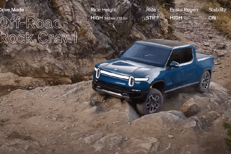 Ở chế độ Off-Road Auto, khoảng sáng gầm sẽ được đặt ở mức cao 13,5 inch, hệ thống treo ở mức Soft, phanh phục hồi ở mức Standard, và có kích hoạt hệ thống kiểm soát cân bằng. Chế độ lái này là cho các con đường địa hình, với video cho thấy chiếc R1T xử lý đường đất, và leo đường mòn núi cao.