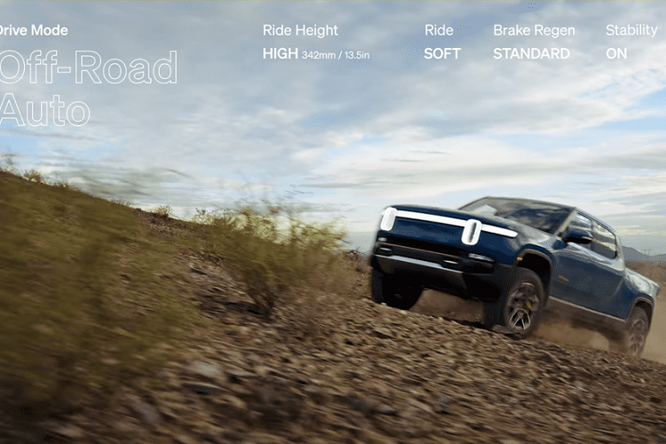 Tiếp theo, video cho thấy công dụng của chế độ All Purpose, một chế độ mà các tài xế sẽ thường sử dụng khi lái xe trên đường nhựa. Chế độ này có khoảng sáng gầm ở mức Standard, hệ thống treo ở mức mềm (Soft), phanh phục hồi ở Standrad, và có kích hoạt hệ thống kiểm soát cân bằng (On).