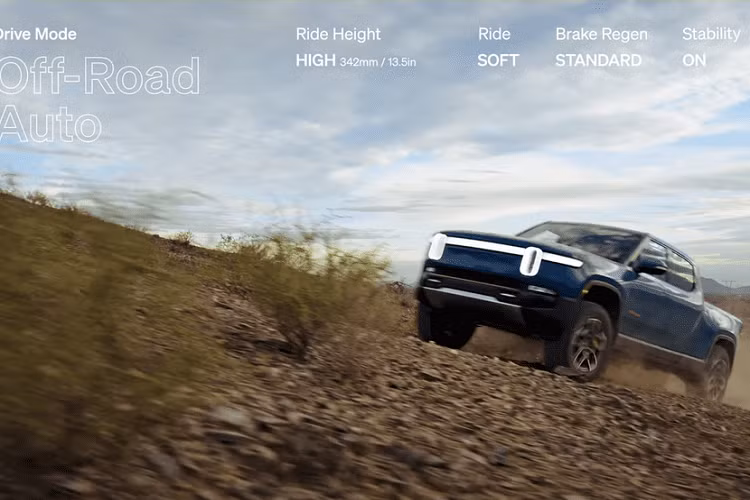 Tiếp theo, video cho thấy công dụng của chế độ All Purpose, một chế độ mà các tài xế sẽ thường sử dụng khi lái xe trên đường nhựa. Chế độ này có khoảng sáng gầm ở mức Standard, hệ thống treo ở mức mềm (Soft), phanh phục hồi ở Standrad, và có kích hoạt hệ thống kiểm soát cân bằng (On).