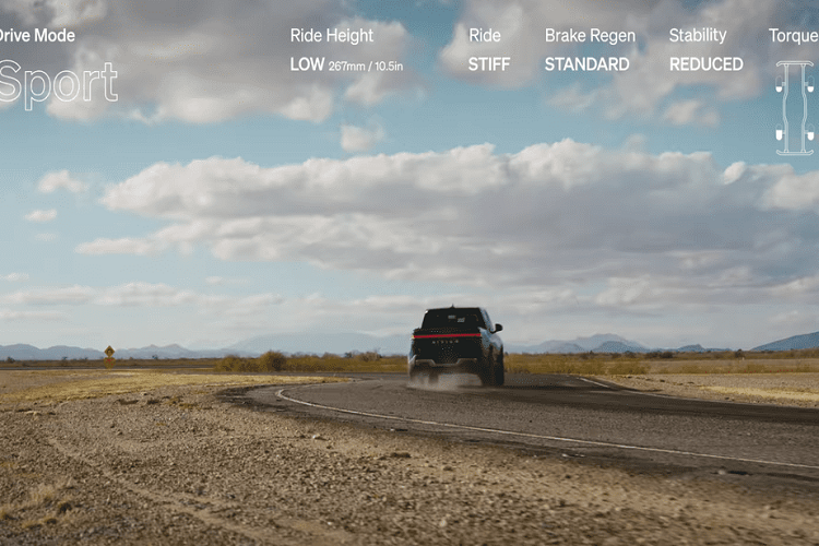 Video khởi đầu với chiếc Rivian R1T chạy điện nhanh trên một đường đua ở chế độ Sport – một điều ít ai ngờ từ một chiếc bán tải. Ở chế độ này, khoảng sáng gầm được đặt ở mức 10,5 inch (Low), hệ thống treo khí ở mức cứng nhất (Stiff), hệ thống kiểm soát cân bằng điện tử ở mức giảm bớt (Reduced), và phanh phục hồi ở mức tiêu chuẩn (Standard). 