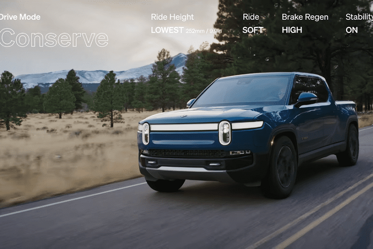 Chế độ Off-Road Rally hạ thấp khoảng sáng gầm xuống mức Standard, và hệ thống kiểm soát cân bằng xuống mức Reduced để chạy nhanh hơn trên địa hình xấu. Hệ thống treo và phanh phục hồi được giữ nguyên lần lượt ở mức Stiff và High. Sau đó, video cho thấy chế độ lái Conserve, một chế độ dùng để bảo toàn sạc pin. 