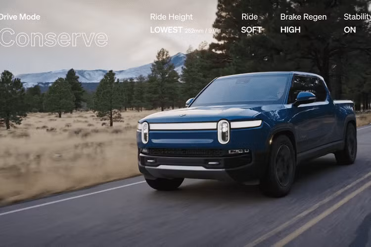 Chế độ Off-Road Rally hạ thấp khoảng sáng gầm xuống mức Standard, và hệ thống kiểm soát cân bằng xuống mức Reduced để chạy nhanh hơn trên địa hình xấu. Hệ thống treo và phanh phục hồi được giữ nguyên lần lượt ở mức Stiff và High. Sau đó, video cho thấy chế độ lái Conserve, một chế độ dùng để bảo toàn sạc pin. 