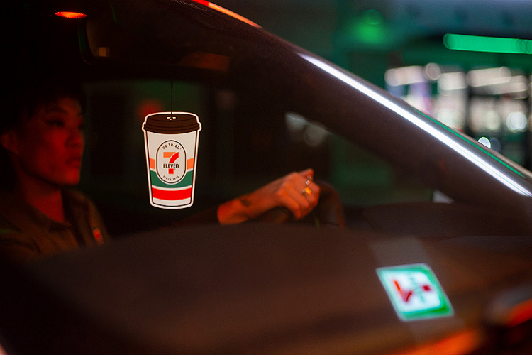 Phó chủ tịch điều hành kiêm giám đốc tiếp thị tại 7-Eleven, Marissa Jarratt cho biết: “Chúng tôi biết rất nhiều khách hàng của mình có niềm yêu thích đối với xe hơi, vì vậy việc xây dựng một chiếc Ford Mustang độc nhất vô nhị lấy cảm hứng từ những sản phẩm mang tính biểu tượng nhất của chúng tôi là điều rất phù hợp và thú vị.”