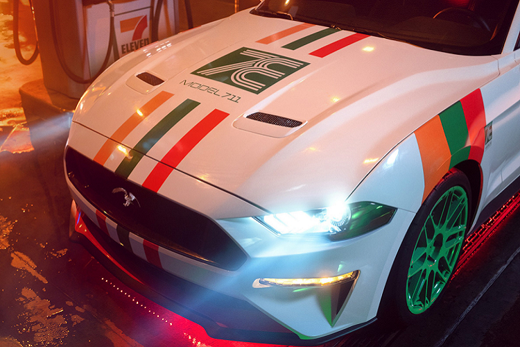 Galpin Auto Sports cũng đã thực hiện một số nâng cấp cho khoang nội thất của chiếc Mustang độc nhất vô nhị này. Các phần ghế ngồi bằng da cũng đã được bọc lại với các sọc màu đỏ, cam và xanh lục cùng hiệu ứng đậm nhạt đem tới một thiết kế ghế ngồi khác biệt.