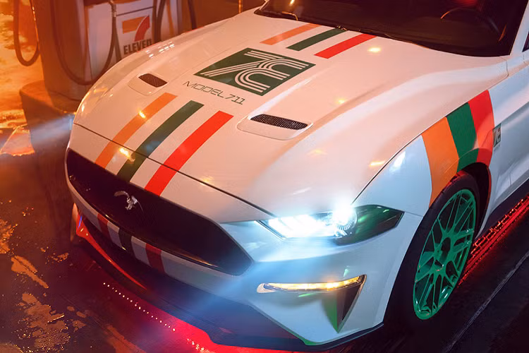 Galpin Auto Sports cũng đã thực hiện một số nâng cấp cho khoang nội thất của chiếc Mustang độc nhất vô nhị này. Các phần ghế ngồi bằng da cũng đã được bọc lại với các sọc màu đỏ, cam và xanh lục cùng hiệu ứng đậm nhạt đem tới một thiết kế ghế ngồi khác biệt.