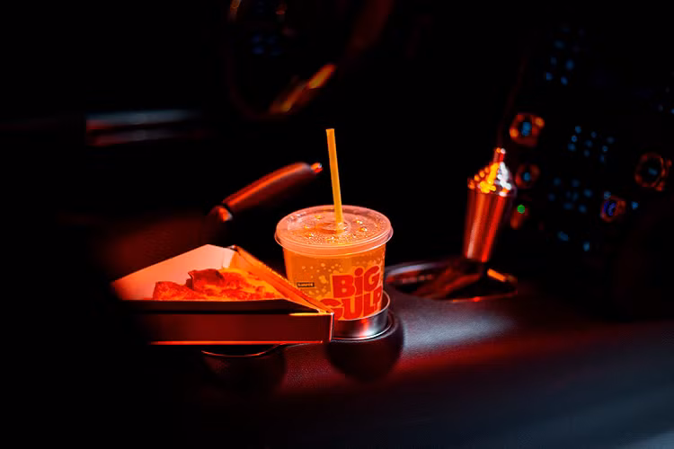 Ngoài ra, khoang nội thất của xe cũng được lắp đặt một thiết bị làm mát không khí đặc biệt được thiết kế để mang hương thơm dễ thương của cà phê 7-Eleven vào nội thất xe. Chính điều này đã làm chiếc Ford Mustang thông thường trở nên đặc biệt hơn, trên hết là có ý nghĩa rất lớn đối với thương hiệu 7-Eleven.