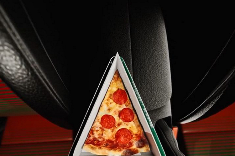 Chiếc Ford Mustang của 7-Eleven được trang bị một bộ mâm đa chấu có thiết kế thể thao màu xanh lá cây, logo “ngựa hoang” Mustang đã được thay thế bằng một logo hình con cú đang dang cánh. Biểu tượng con cú này dường như gợi nhắc đến 7-Eleven là một cửa hàng tiện lợi mở liên tục, dành cho những “cú đêm” có thể ăn nhẹ vào giờ đêm khi nhiều cửa hàng đã đóng cửa.