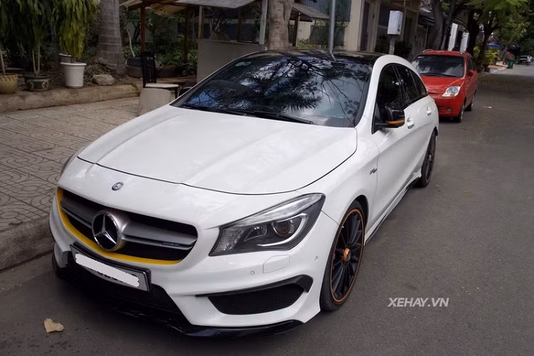 Ở bên trong, huy hiệu "OrangeArt Edition" xuất hiện trên cụm điều khiển chế độ lái AMG DRIVE UNIT khẳng định sự độc đáo của phiên bản này. Sự cá tính tiếp tục được thể hiện qua các đường chỉ khâu tương phản màu cam trên bộ ghế phong cách xe đua, bề mặt táp-lô, thành cửa bọc da ARTICO, tay lái thể thao 3 chấu bọc da Alcantara và tựa tay phía trước.