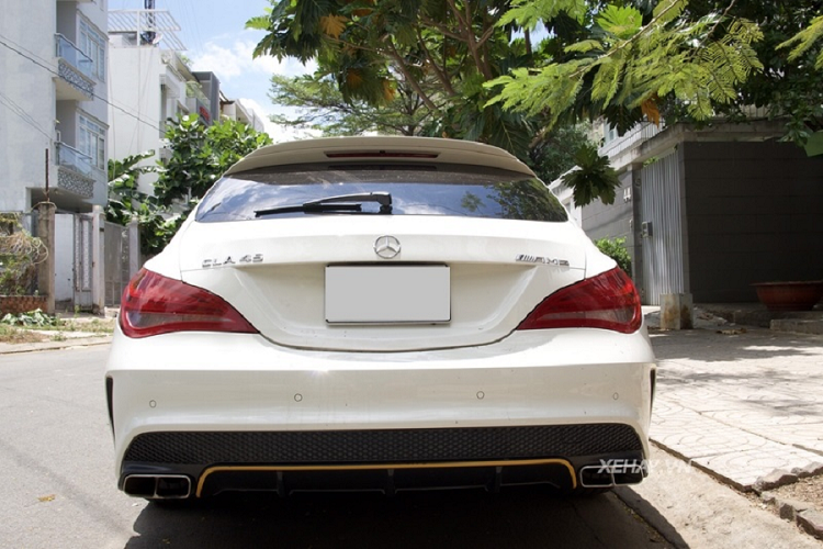 Những chi tiết thiết kế khác của Shooting Brake đều rất quen thuộc, gồm lưới tản nhiệt có hai thanh ngang chạy song song và logo AMG nhỏ gọn được bố trí chếch về bên phải, cụm đèn chiếu sáng đặc trưng của Mercedes-Benz với dải đèn LED ban ngày hiện đại.