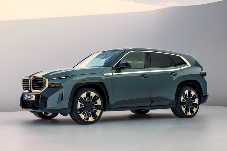 Sau gần 1 năm ra mắt phiên bản concept, hãng BMW đã chính thức vén màn mẫu SUV hạng sang XM hoàn toàn mới. Theo hãng BMW, đây là mẫu xe hiệu suất cao đầu tiên của thương hiệu M dùng hệ truyền động có mô-tơ điện. Đồng thời, BMW XM 2023 mới cũng là sản phẩm đầu tiên của thương hiệu M không được phát triển dựa trên bất kỳ mẫu xe BMW có sẵn nào kể từ sau thập niên '70.