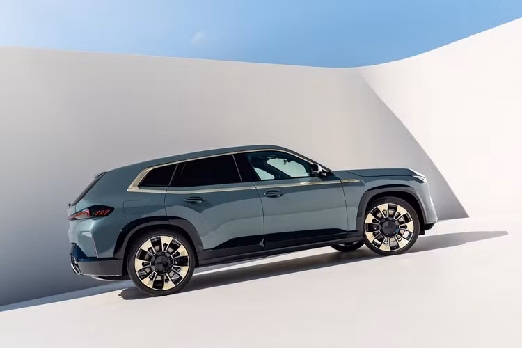 Vòng sang bên sườn, chúng ta có thể bắt gặp nẹp kéo dài từ chắn bùn trước đến cột C, nối liền với viền nóc. Bên dưới là các bộ vành có đường kính 21 inch, 22 inch hoặc 23 inch. Trong đó, bộ vành 23 inch đi với lốp có kích thước 275 mm trước và 315 mm sau. Cả vòm bánh và sườn xe đều được ốp bằng nẹp màu đen bóng. Đằng sau, BMW XM 2023 được trang bị cụm đèn hậu LED khá mỏng và 4 đầu ống xả xếp dọc ở hai bên. 