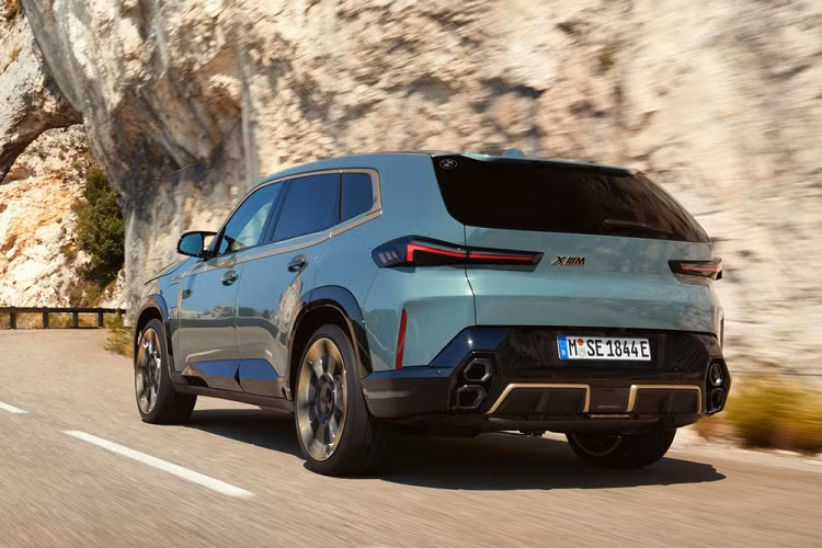 Chưa hết, BMW XM 2023 còn được trang bị cụm pin 25,7 kWh nên có thể chạy được quãng đường 50 km mà không cần dùng đến động cơ xăng. Ở chế độ chỉ dùng mô-tơ điện, xe có thể đạt vận tốc tối đa 140 km/h. Vận tốc tối đa của BMW XM 2023 được giới hạn ở mức 250 km/h. Nếu khách hàng mua thêm gói M Driver’s Package tùy chọn, tốc độ tối đa của xe sẽ tăng lên 270 km/h.