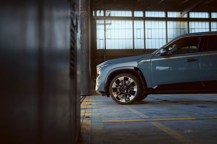 Trong khi đó, BMW XM 2023 bản Label Red có công suất tổng cộng lên đến 735 mã lực và mô-men xoắn cực đại 997 Nm. Với sức mạnh trên, BMW XM 2023 có thể tăng tốc từ 0-100 km/h trong thời gian 4,1 giây, chậm hơn cả X6M và M240i xDrive. Nguyên nhân là do mẫu SUV hạng sang này có chiều dài cơ sở 3,1 m và trọng lượng lên đến 2,75 tấn.