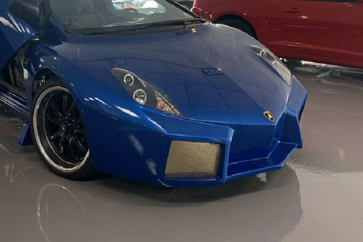Nhìn chung, thật khó tưởng tượng khi có một ai đó chấp nhận ủy quyền để làm nên siêu xe nhái xấu như thế này. Chiếc xe ở đây chắc chắn không thể lừa nổi con mắt của bất kỳ ai rằng nó là xe thật cả. Cho dù vậy, chiếc Honda Civic đội lốt Lamborghini Aventador xấu xí hiện đang được chào giá 25.000 USD (tương đương 571 triệu đồng) đối với những ai quan tâm.