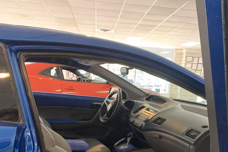 Cabin xe trông thuyết phục hơn một chút, với vô lăng mang nhãn hiệu Lamborghini, ghế bọc da chần bông, và một chút da lộn hoặc Alcantara trên ốp cửa và cụm điều khiển trung tâm. Mặt khác, nội thất vẫn giữ lại mặt táp lô ốp nhựa rẻ tiền, cũng như hàng ghế sau – những chi tiết không có ở Aventador thật.