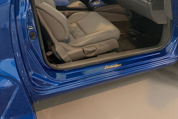 Quay trở lại với phần thân vỏ, ta có thể dễ dàng nhận thấy rằng chiếc Lamborghini Aventador hàng nhái này có tỷ lệ kích thước hoàn toàn sai lệch. Hơn nữa, các chi tiết cụ thể của nó cũng không hề thuyết phục ví như các tấm ốp bên sườn, hay những dải đèn LED rẻ tiền cả trước lẫn sau. Nhìn vào bên dưới gầm sẽ càng làm lộ ra điểm xấu của chiếc xe vì phần khung phụ phía sau của chiếc Honda ban đầu bị hở ra dưới bộ khuếch tán gió giả.