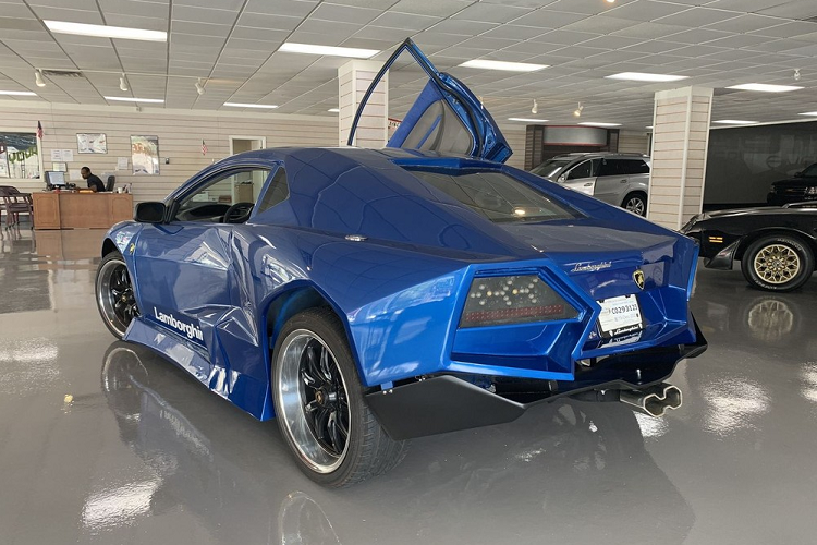 Ngoại trừ dáng vẻ bên ngoài ra, chiếc xe này không có mấy đặc điểm Lamborghini nữa, bởi thay vì động cơ hút khí tự nhiên V12 dung tích 6.5 lít đặt vị trí giữa, chiếc Honda này vẫn chỉ có động cơ 4 xi-lanh dung tích 1.8 lít, sản sinh 140 mã lực truyền lực tới bánh trước bằng hộp số tự động 5 cấp.