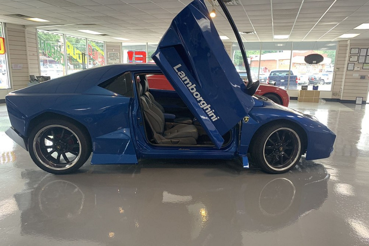 Chiếc Honda Civic LX này hiện đang được chào bán tại đại lý Autoway ở Atlanta, Mỹ, và hiện có khoảng 210.000 km trên đồng hồ cũng như bộ thân vỏ chuyển đổi nhái Lamborghini Aventador. Chi phí chuyển đổi chiếc xe này chắc không rẻ, căn cứ vào chi tiết thân vỏ, lớp sơn, và nội thất. Tuy nhiên, người ủy quyền làm nó chắc chắn đã “keo kiệt” đối với đèn pha, bởi đó chắc chắn không phải loại giống như của Aventador mà dường như là loại hậu mãi dành cho Toyota Celica thế hệ cuối.