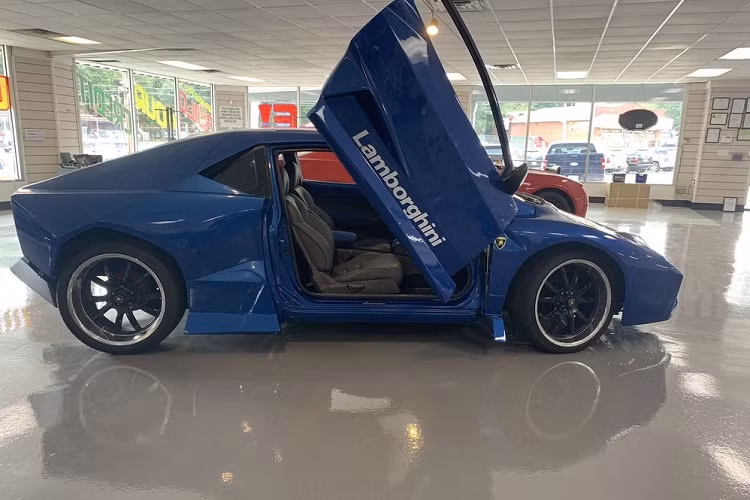 Chiếc Honda Civic LX này hiện đang được chào bán tại đại lý Autoway ở Atlanta, Mỹ, và hiện có khoảng 210.000 km trên đồng hồ cũng như bộ thân vỏ chuyển đổi nhái Lamborghini Aventador. Chi phí chuyển đổi chiếc xe này chắc không rẻ, căn cứ vào chi tiết thân vỏ, lớp sơn, và nội thất. Tuy nhiên, người ủy quyền làm nó chắc chắn đã “keo kiệt” đối với đèn pha, bởi đó chắc chắn không phải loại giống như của Aventador mà dường như là loại hậu mãi dành cho Toyota Celica thế hệ cuối.