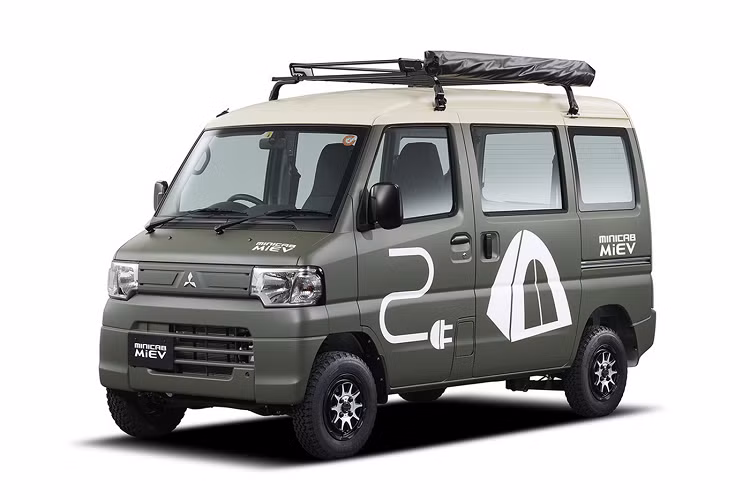 Outlander Wild Adventure Style được trang bị nhiều chi tiết hơn như líp hông, tấm chắn bảo vệ cản, giá để hàng trên nóc xe, thanh kéo rơ moóc ở cản sau, dụng cụ cắm trại được thiết kế với sự hợp tác của thương hiệu chuyên làm đồ ngoài trời Ogawa của Nhật Bản.