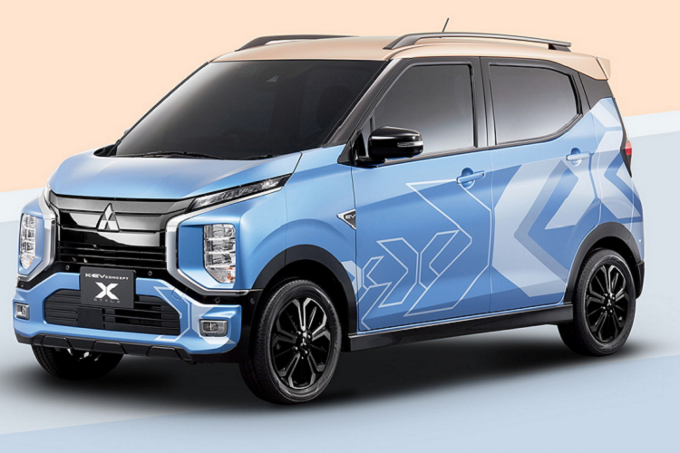 Delica D:5 Tough x Tough được trang bị thêm hệ thống treo giúp nâng gầm cao, bộ mâm xe 16 inch đi kèm lốp đa địa hình, tấm bảo vệ cản, đèn LED bổ sung và tấm chắn bùn. Thân xe còn được trang trí kết hợp với các điểm nhấn màu đen và đỏ mờ, cùng với decal bên hông của Ralliart. Chiếc MPV này có đủ không gian ngủ cho bốn người nhờ một chiếc lều trên nóc xe có thể thu vào, hàng ghế thứ hai và thứ ba có thể biến đổi thành giường đôi.