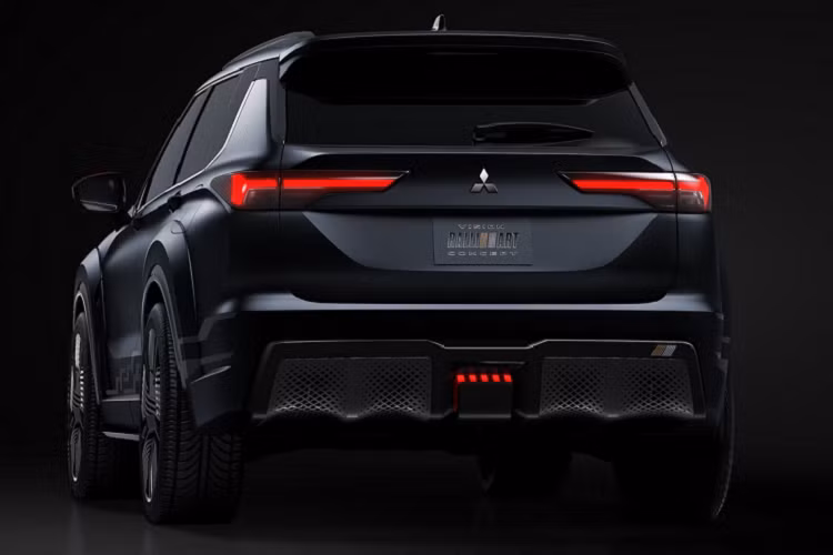 Ngoài ra các chi tiết như mái hiên tiện lợi, bàn cắm trại và cũi gấp đem đến một không gian cắm trại lý tưởng hiện đại. Nội thất xe bằng phẳng tích hợp một bàn thấp, một ghế tựa và một tấm thảm tạo thành không gian thoải mái để người dùng có thể nghỉ ngơi, thư giãn. Mitsubishi sẽ trưng bày 7 mẫu xe độc đáo này tại gian hàng xe Mitsubishi ở Tokyo Auto Salon 2022.