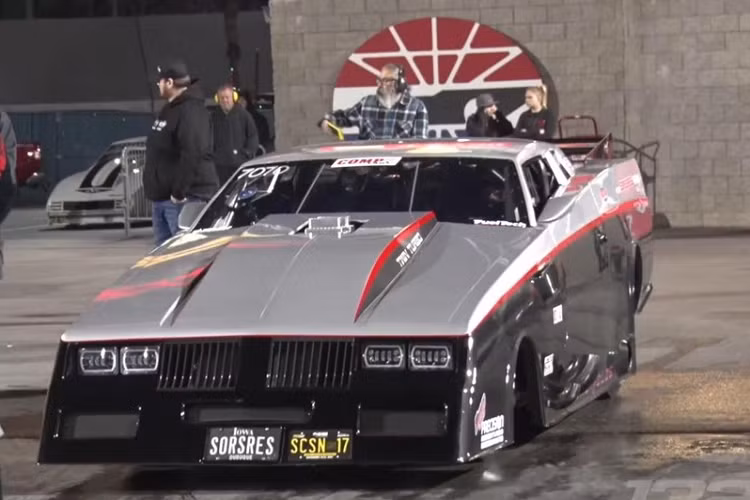 Chiếc xe đua Hurst Oldsmobile 1984 này có thể trông kỳ lạ, nhưng thực tế nó là chiếc xe đường phố nhanh nhất ở khu vực Bắc Mỹ. Không giống hầu hết những chiếc xe đua với số mã lực cực khủng khác, chiếc xe này vẫn hợp pháp được lái trên đường phố với đầy đủ biển kiểm soát và bảo hiểm.