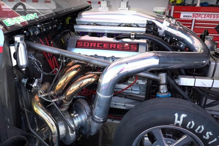 Không chỉ hình dáng khác thường, quái vật đường đua drag này cũng có một lịch sử thú vị. Chủ xe, Rod Tschiggfrie, đã mua và lái nó ra khỏi showroom vào năm 1984. Tua nhanh 34 năm sau, số VIN ban đầu vẫn nằm ở cột phía trước, và chiếc xe vẫn trang bị chạy cùng đèn hậu ở phía sau. Tuy nhiên, mọi thứ khác đều đã được thay đổi hoặc biến mất.