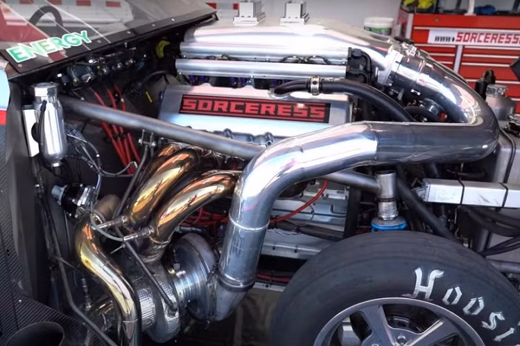 Không chỉ hình dáng khác thường, quái vật đường đua drag này cũng có một lịch sử thú vị. Chủ xe, Rod Tschiggfrie, đã mua và lái nó ra khỏi showroom vào năm 1984. Tua nhanh 34 năm sau, số VIN ban đầu vẫn nằm ở cột phía trước, và chiếc xe vẫn trang bị chạy cùng đèn hậu ở phía sau. Tuy nhiên, mọi thứ khác đều đã được thay đổi hoặc biến mất.