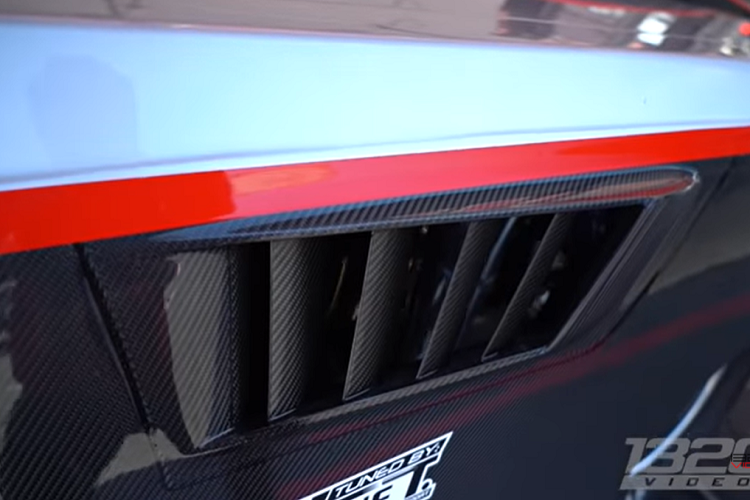 Tschiggfrie thừa nhận rằng bạn đầu ông ấy muốn tự mình cải tạo chiếc xe. Sau một thời gian nghiên cứu, ông đã liên lạc một số chuyên gia để giúp biến dự án này thành một phương tiện chạy bằng nhiên liệu linh hoạt. Nó có thể chạy bằng xăng có chỉ số octan cao, xăng không chì, xăng thông thường, hoặc hỗn hợp các loại này.