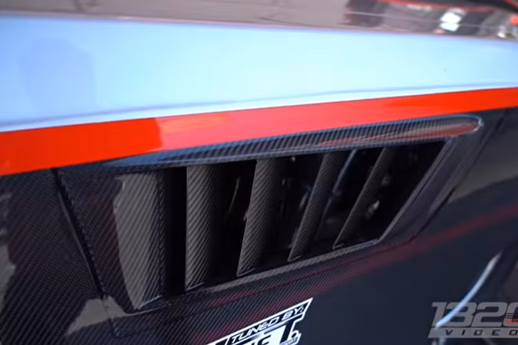 Tschiggfrie thừa nhận rằng bạn đầu ông ấy muốn tự mình cải tạo chiếc xe. Sau một thời gian nghiên cứu, ông đã liên lạc một số chuyên gia để giúp biến dự án này thành một phương tiện chạy bằng nhiên liệu linh hoạt. Nó có thể chạy bằng xăng có chỉ số octan cao, xăng không chì, xăng thông thường, hoặc hỗn hợp các loại này.