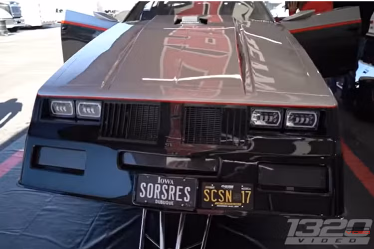 Đáng ngạc nhiên, chiếc Hurst Oldsmobile 5.000 mã lực cũng có đi kèm một nội thất gọn gàng với tất cả các tính năng tiện nghi, bao gồm ghế bọc da toàn bộ, camera lùi, hệ thống âm thanh, các màn hình trên mặt táp lô, và chức năng điều hướng. Tuy nhiên, cabin không trang bị hệ thống điều hòa.