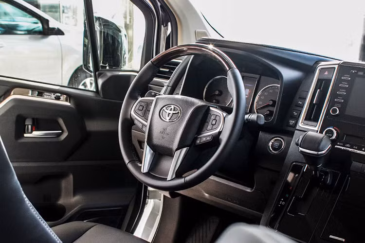 Là mẫu xe hướng tới phân khúc khách hàng cao cấp, Toyota Granvia sở hữu loạt trang bị khá hiện đại với màn hình giải trí 7 inch và hệ thống âm thanh 12 loa, điều hòa tự động, đèn đọc sách và đèn trần.