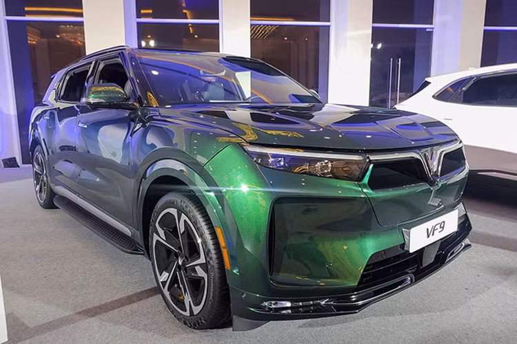 Với gói Cố định, mức thuê bao pin hàng tháng lần lượt là 1.805.000 đồng đối với VF e34, 2.189.000 đồng với VF8 và 3.091.000 đồng với VF9. Các mức giá nêu trên đều đã bao gồm thuế giá trị gia tăng (VAT).