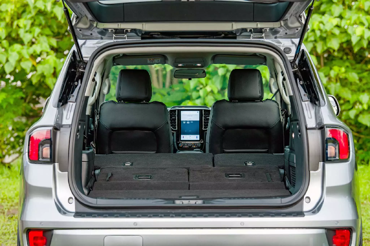 Ghế lái chỉnh điện 8 hướng. Màn hình hỗ trợ lái kỹ thuật số kích thước 8 inch và màn hinh cảm ứng trung tâm 10,1 inch đặt dọc, tích hợp Apple CarPlay và Android Auto không dây với hệ thống SYNC4 và 8 loa giải trí.