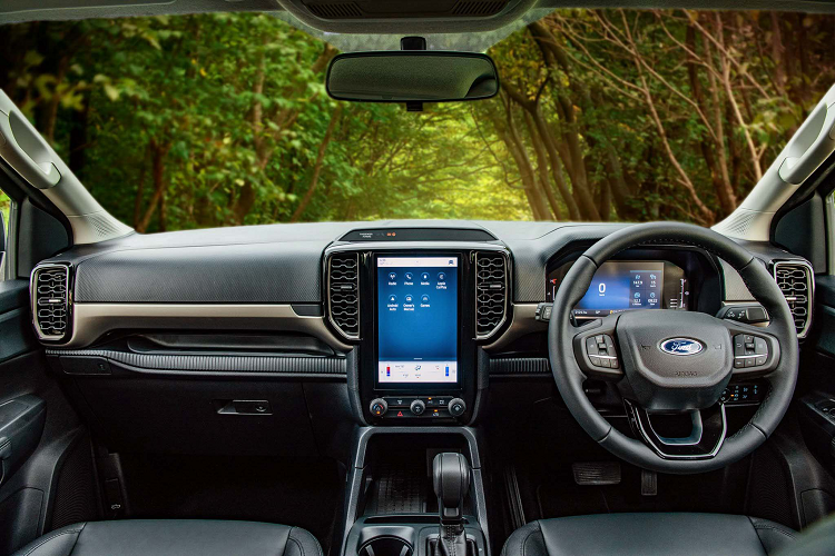 Hỗ trợ lái với camera lùi và cảm biến hỗ trợ đỗ xe trước và sau. Trang bị an toàn với hệ thống cân bằng điện tử, chống trượt, hệ thống khởi hành dốc và 7 túi khí