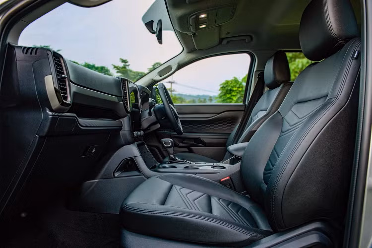 Ford Everest 2023 phiên bản Trend 2.0 Turbo 2WD 6AT sử dụng máy dầu 4cyl thẳng hàng, dung tích 2.0L tăng áp đơn, cho công suất 170 mã lực tại 3.500 vòng/phút và mô-men xoắn cực đại 405Nm tại dải vòng tua từ 1.750 – 2.500 vòng/phút.