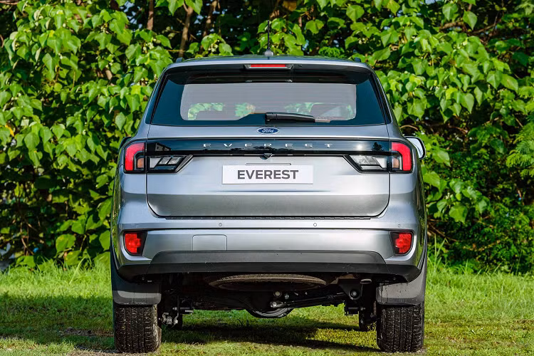 Nội thất xe được trang bị đề nổ nút bấm, phanh tay điện tử + AH (giữ phanh). Nội thất dùng ghế bọc Da màu đen.