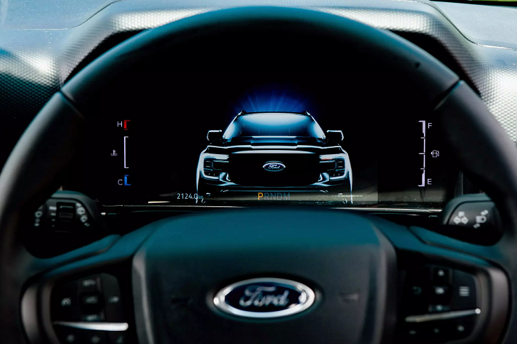 Xe sử dụng kết hợp với hộp số tự động 6 cấp (6AT). Dẫn động cầu sau (2WD).