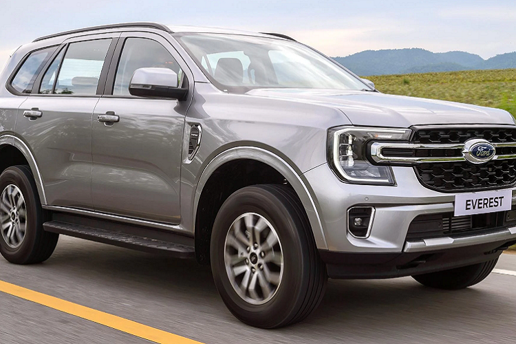 Là phiên bản thấp, nhưng trang bị của Ford Everest Trend 2.0 Turbo 2WD 6AT 2023 rất đủ dùng. Ngoại thất xe sử dụng đèn pha LED có tính năng bật tắt đèn pha tự động. “Dàn chân” lắp bộ mâm 18 inch với cỡ lốp 255/65 R18. Hệ thống mở khoá thông minh (Smart Keyless Entry).