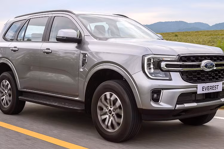 Là phiên bản thấp, nhưng trang bị của Ford Everest Trend 2.0 Turbo 2WD 6AT 2023 rất đủ dùng. Ngoại thất xe sử dụng đèn pha LED có tính năng bật tắt đèn pha tự động. “Dàn chân” lắp bộ mâm 18 inch với cỡ lốp 255/65 R18. Hệ thống mở khoá thông minh (Smart Keyless Entry).